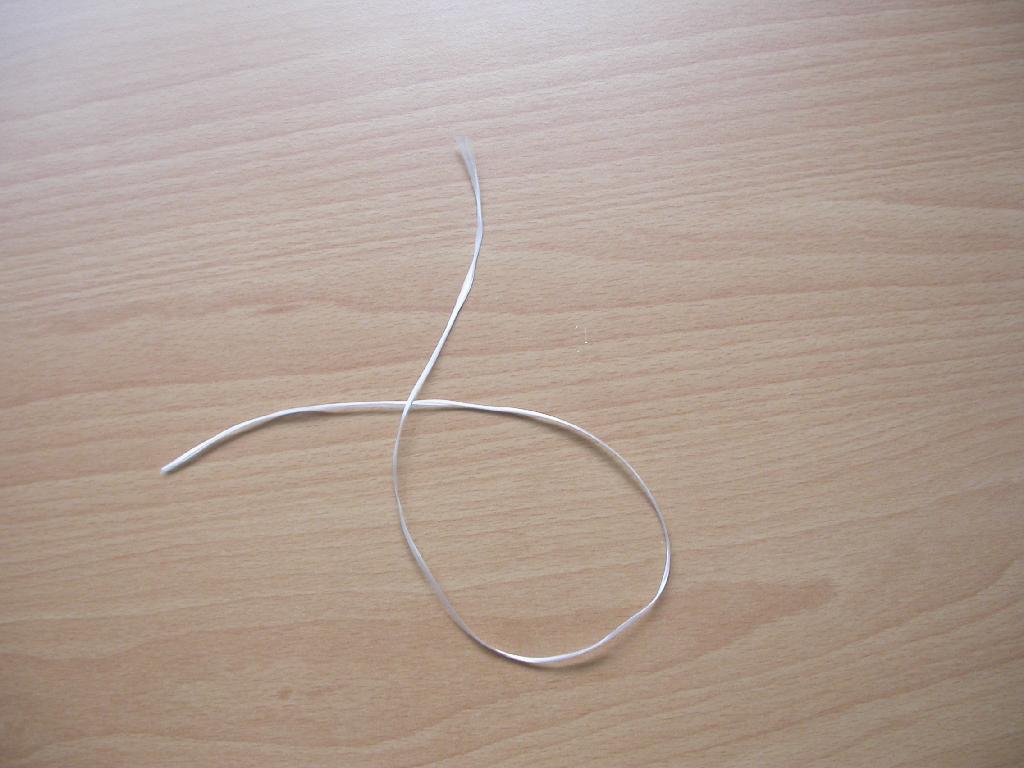 Stekleni roving, sestavljen iz več steklenih filamentov E-stekla, brez zavojev, številke 410 teksov, prevlečen s plastjo silana, z izgubo ob vžigu manj kot 3 % (0,4).

Uporablja se za izdelavo brusnih plošč, kot prečna nit (votek) pri izdelavi mrežastih tkanin.