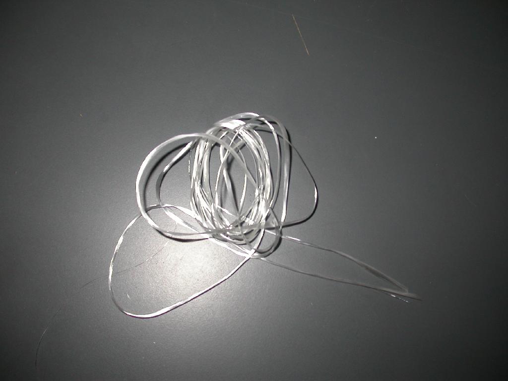 Stekleni roving, sestavljen iz več steklenih filamentov E-stekla, brez zavojev, številke 900 teksov, prevlečen s plastjo silana, z izgubo ob vžigu manj kot 3 % (0,43).

Uporablja se za izdelavo brusnih plošč, kot prečna nit (votek) pri izdelavi mrežastih tkanin.
