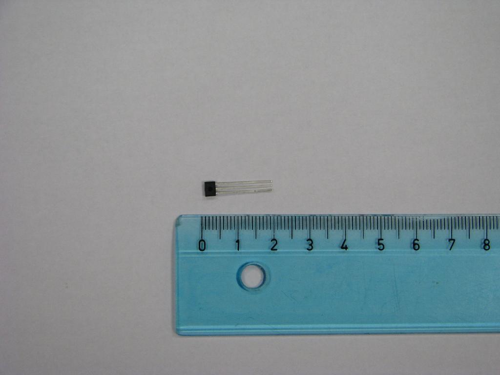 Izdelek je Hallov senzor. Izdelan je v obliki elektronskega integriranega vezja velikosti 4 x 3 x 1,52 mm. Na spodnji strani so trije električni kontakti dolžine 15 mm. Senzor deluje v odvisnosti od magnetnega polja. Napajalna napetost je lahko od 3,8 do 24 V.