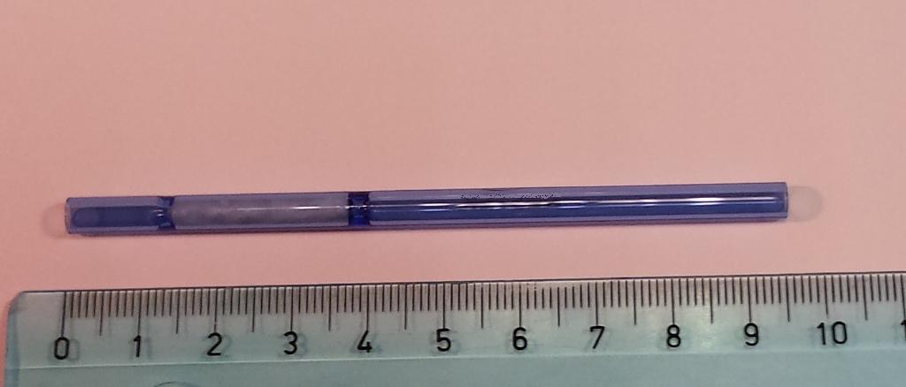 Izdelek je steklen vstavek (liner) za injektorski vhod plinskega kromatografa v obliki steklene cevke modre barve iz borsilikatnega stekla z linearnim dilatacijskim koeficientom pod 5 x 10E-6 pri temperaturi med 0 in 300 °C. Cevka je dolžine 95, z zunanjim premerom 5 in notranjim premerom odprtine 3,5 mm. Odprtina cevke je na dveh notranjih delih zožena. Med zožitvama se nahaja silanizirana steklena volna, ki ima nalogo zadržati različne nečistoče v vzorcu in s tem podaljšati življensko dobo kolone.

Izdelek ima bistveno lastnost steklenega blaga.

Izdelek se izključno uporablja v plinskih kromatografih Shimadzu GCs.