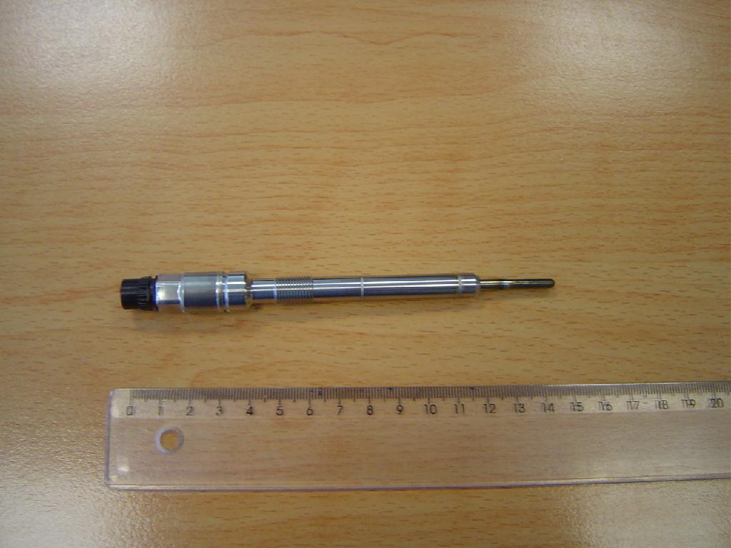 Ogrevalna svečka s senzorjem tlaka, za motor z notranjim izgorevanjem, ki se vžiga s kompresijo. Dolžina jeklenega ohišja svečke je 147 mm. Na enem koncu je kovinska ogrevalna elektroda premera 4 in dolžine 27 mm. Srednji del je premera 8,5 in dolžine 77 mm. Zadnji konec je premera 14 in dolžine 43 mm s hiršman konektorjem za povezavo z avtomobilskim računalnikom. Uporablja se za optimalno krmiljenje motorja z notranjim izgorevanjem.