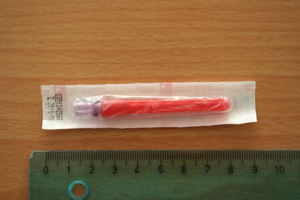 Medicinska kovinska igla z luer-jevim nastavkom, plastičnim pokrovčkom in vgrajenim 5 µm filtrom za tekočine. Dimenzije: zunanji premer 1,2 (18G) in dolžina 40 mm. Filter zadrži ostanke stekla, kovin, plastike ali drugih možnih delcev. Konica igle je pod kotom 45°, da se zmanjša možnost neželenih vbodov. 

Igla je namenjena odvzemu cepiv ali zdravil iz ampul, vial ali drugih podobnih hranilnih posod v postopku aplikacije v veno ali telo pacienta in je zaradi svojega posebnega namena označena z rdečo barvo.

Namenjena je za enkratno medicinsko uporabo in pakirana sterilno v plastično embalažo.