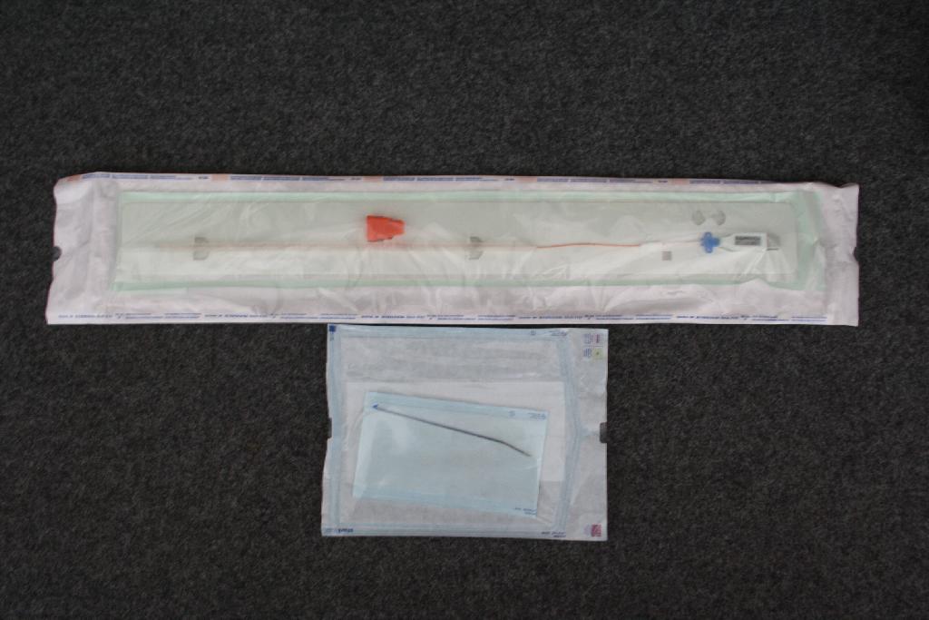 Pribor za medicinski elektrodiagnostični aparat za merjenje interkranialnega tlaka znotraj lobanje, sestavljen iz:
-	senzorja na povezovalnem katetru dolžine 50 cm in ICP pretvornika podatkov ter plastičnega zaščitnega pokrovčka za odprtino povezovalnega kabla;
-	pripomočka za tuneliranje sestavljenega iz kovinskega trokarja in plastične cevke debeline CH 8 (4,191 mm).

Senzor se vstavi v možganski prostor, kjer meri tlak pri poškodbah glave. Podatke preko pretvornika pošilja v stroj za avtomatsko obdelavo podatkov – AOP (računalnik), ki se uporablja za obdelavo in prikazovanje (vizualizacijo) kliničnih podatkov.  

Pribor je pakiran v sterilno plastično embalažo in je namenjen za enkratno medicinsko uporabo.