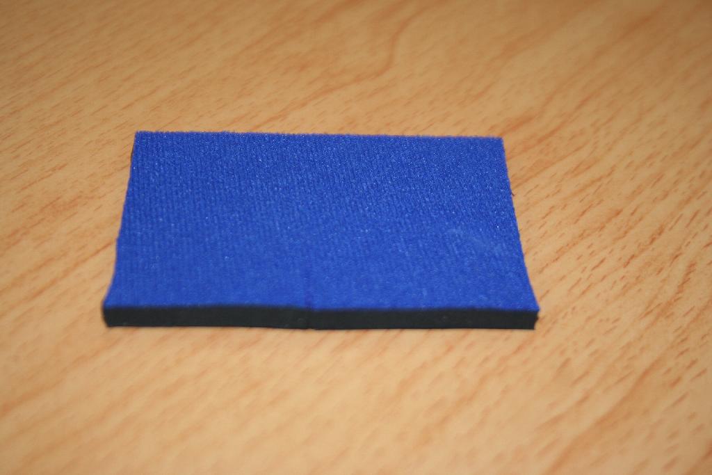 Upogljiva plošča iz celičaste gume, enostransko prekrita s sintetično, poliamidno pletenino, modre barve, ki služi le za ojačenje, skupne gramature 1600 g/m2, od katere je manj kot 50% tekstilnega materiala. 
Skupna debelina: 4 mm.

Uporablja se za izdelavo vložkov za čevlje.
Metrsko blago je pakirano v zvitke.