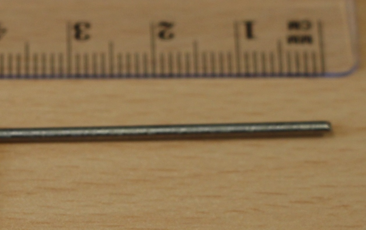Palice izdelane z vlečenjem titanove zlitine, ki imajo po vsej svoji dolžini enak poln prečni prerez v obliki kroga. Prečni premera je 1,5 mm in dolžina 1 m. Sestava titan, do 0,5 mas.% železa, 0,15 - 0,6 mas. %  silicija in do 0,15 mas. % ostalih kemijskih elementov.