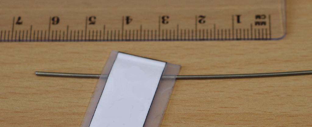 Žice izdelane z vlečenjem titanove zlitine, ki imajo po vsej svoji dolžini enak poln prečni prerez v obliki kroga. Prečni prerez žice je 1,0 mm in je navita v kolute. Sestava titan, do 0,5 mas.% železa, 0,15 - 0,6 mas. %  silicija in do 0,15 mas. % ostalih kemijskih elementov.