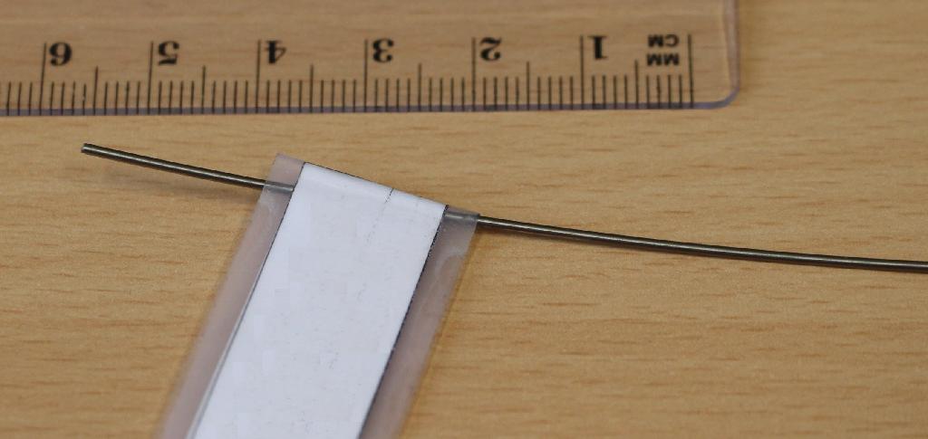Žice izdelane z vlečenjem titanove zlitine, ki imajo po vsej svoji dolžini enak poln prečni prerez v obliki kroga. Prečni prerez žice je 1,0 mm in je navita v kolute. Sestava titan, 0,3 – 0,7 mas. % aluminija, 0,3 - 0,6 mas. %  silicija, 0,1 - 0,3 mas. % niobija, do 0,2 mas. % železa in do 0,15 mas. % ostalih kemijskih elementov.