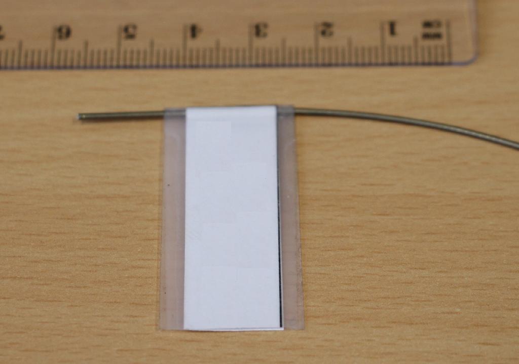 Palice izdelane z vlečenjem titanove zlitine, ki imajo po vsej svoji dolžini enak poln prečni prerez v obliki kroga. Prečni prerez palice je 1,0 mm in dolžina 1 m. Sestava titan, 0,3 – 0,7 mas. % aluminija, 0,3 - 0,6 mas. %  silicija, 0,1 - 0,3 mas. % niobija, do 0,2 mas. %  železa in do 0,15 mas. % ostalih kemijskih elementov.