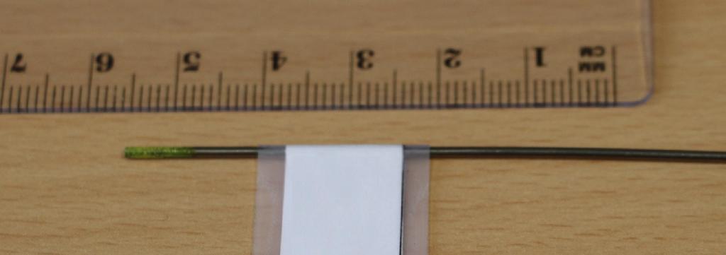 Palice izdelane z vlečenjem titanove zlitine, ki imajo po vsej svoji dolžini enak poln prečni prerez v obliki kroga. Prečni prerez palice je 1,2 mm in dolžina 1 m. Sestava titan, 0,8 - 1,2 mas. % bakra,  0,9 - 1,15 mas. % kositra, 0,25 - 0,45 mas. %  silicija, 0,2 - 0,35 mas. % niobija in do 0,1 mas. % ostalih kemijskih elementov.