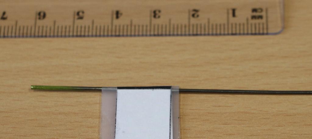 Palice izdelane z vlečenjem titanove zlitine, ki imajo po vsej svoji dolžini enak poln prečni prerez v obliki kroga. Prečni premer je 1,0 mm in dolžina 1 m. Sestava titan, 0,8 - 1,2 mas. % bakra,  0,9 - 1,15 mas. % kositra, 0,25 - 0,45 mas. %  silicija, 0,2 - 0,35 mas. % niobija in do 0,1 mas. % ostalih kemijskih elementov.