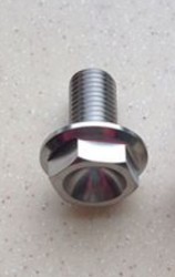 Vijak s šesterokotno glavo, narejen iz materiala titan Grade 5. Navoj M6 ima dolžino 6 mm. Glava vijaka ima premer 8 in višino 5 mm. V glavo vijaka je izvrtana polkrožna luknja premera 5,3 mm. Med glavo in navojem je krožni rob premera 10,9 in debeline 1,35 mm. Vijak ni izdelan iz železa ali jekla, zato uvrstitev pod tarifno oznako KN 7318 15 95 90 ni mogoča. Uvrstitev pod oznako TARIC 8108 90 90 91 ni mogoča, ker vijak ni primeren za uporabo v določenih vrstah letal. Vijak se uporablja za pritrditev dušilnega vložka na dušilec izpušnega sistema motorja z notranjim izgorevanjem.