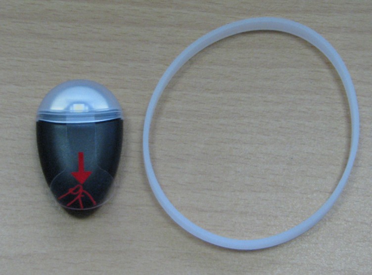 Opomnik za pitje vode je aparat za merjenje časa z elektronskim urnim mehanizmom. Izdelan je iz elektronskega vezja s svetlečo LED diodo, ki se skupaj z napajalno baterijo nahaja v plastičnem ohišju. Uporablja se za opominjanje osebe na potrebno pitje vode. Aparat se pritrdi na kozarec z vodo s priloženo elastiko in ko poteče določen čas z utripanjem LED diode opozori osebo, da vzame kozarec in izpije vodo. Pri tem se časovni mehanizem resetira in začne nov časovni interval. Velikost aparata je 40 x 25 x 10 mm. Dobavlja se v različnih barvah ohišja.