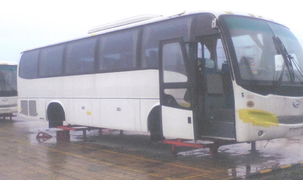 Samonosna karoserija avtobusa je opremljena s stekli, brisalci, voznikovim sedežem in sedežem za vodiča, vzvratnimi ogledali ter klimatsko napravo. V karoseriji ni motorja, menjalnika, diferenciala, prednje in zadnje osi ter sedežev za potnike.
