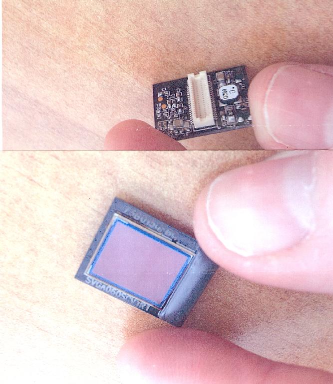Mikrozaslon, izdelan na osnovi AMOLED tehnologije, ima ločljivost 800 x 600 točk, velikost točke je 15 mikro metra, velikost vidnega polja znaša 12 x 9 mm. Nahaja se na tiskanem vezju s pasivnimi in aktivnimi elementi in priključnim konektorjem, preko katerega se poveže signal formata BT.601 (digitalni komponentni video signal). Za gledanje slike je potrebno uporabljati povečevalno optiko. Zunanje dimenzije so 19,8 x 15, 2 x 4,6 mm. Zaslon se uporablja za vgradnjo v sistemih za virtualno resničnost.