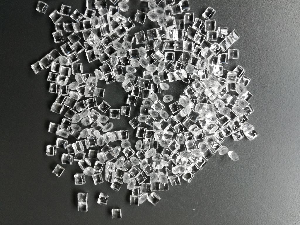 Plastična masa – akrilni polimer v primarni obliki - polimetilmetakrilat (PMMA) (CAS št. 9011-14-7) v obliki prozornih peletov, velikosti cca. 3 x 2 mm, z gostoto 1,17 g/cm3.