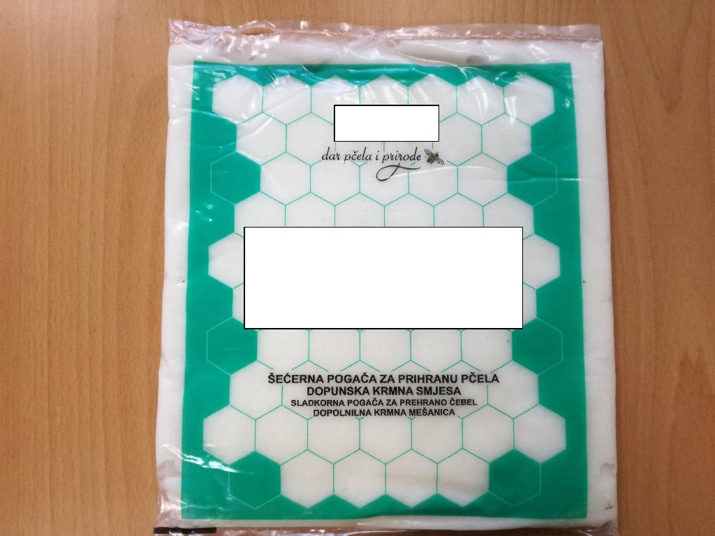 Sladkorni pripravek v obliki mehke mase, blago rumenkaste barve, glinaste strukture.
Uporablja se za prehrano čebel v brezpašnem in deževnem obdobju.
Izdelan je iz mešanice saharoze (78 mas.%), glukoznega sirupa (14,2 mas.%) in fruktoze (7,8 mas.%). Skupna vsebnost sladkorja, izraženega kot saharoza je 94,5 mas.%.
Pakiran je v plastično vrečko, neto mase 1000g ali v plastično vrečko, ki se nahaja v kartonski škatli, neto mase 12 kg.
