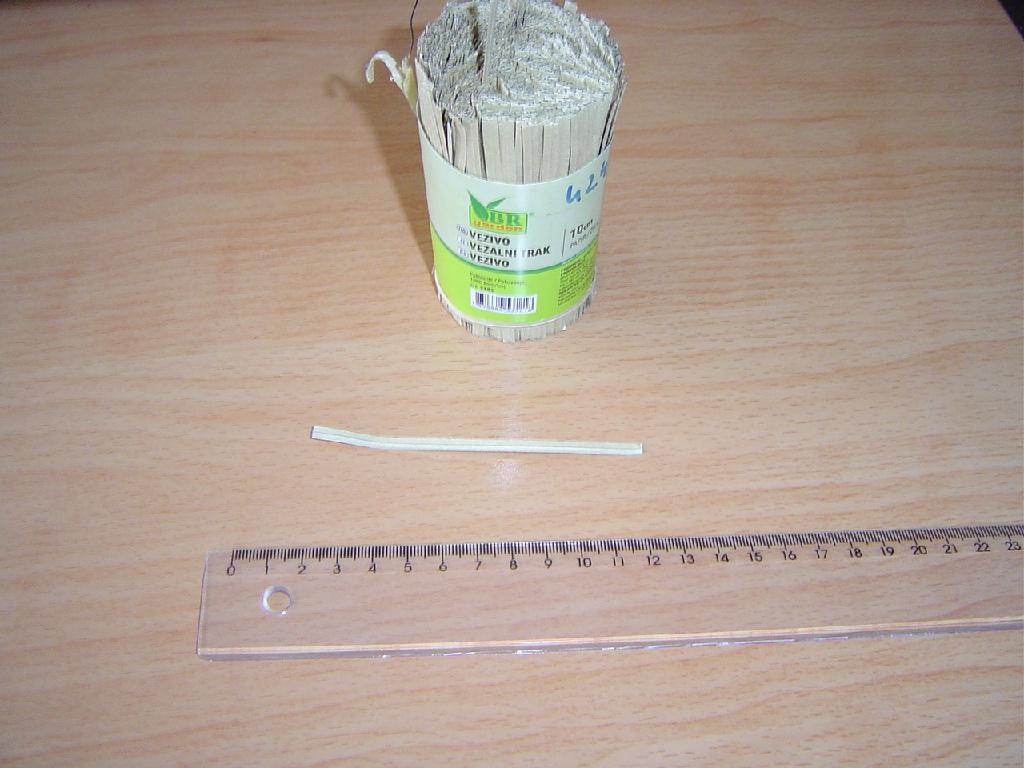 Ravne palice narezane iz vroče vlečene žice (700 do 900 stopinj C) imajo po vsej dolžini enak okrogel prečni prerez. Dolžina znaša 100 in premer 0,5 mm. Palice so prevlečene z dvema plastema papirnatega traku širine 4 mm.
Uporabljajo se v vrtnarstvu za pritrjevanje rastlin.
Palice so narejene iz nelegiranega železa. Vsebnost ogljika je 0,06 %. Natezna trdnost znaša 370 MPa.
Žica, iz katere so narezane palice, je po vlečenju žgana in zato postane neelastična. Papir je svetlo rjave barve. Pakiranje je po 1000 ravnih kosov v snopu.