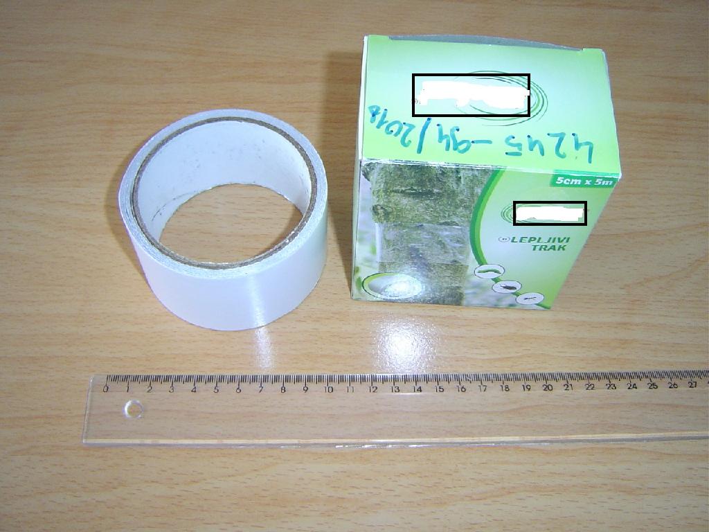 Samolepilni trak širine 5 cm je navit na kartonastem kolutu premera 8 cm. Dolžina traku je 5m.
Trak navijemo okoli drevesnega debla. Uporablja se za zaščito sadnega drevja pred škodljivci.
Plastični trak je obojestransko prevlečen z lepilom na osnovi poliizobutilena.
Trak je zaščiten z papirjem, ki ga je potrebno pred uporabo odstraniti. Pakiran je v kartonsko škatlo.
