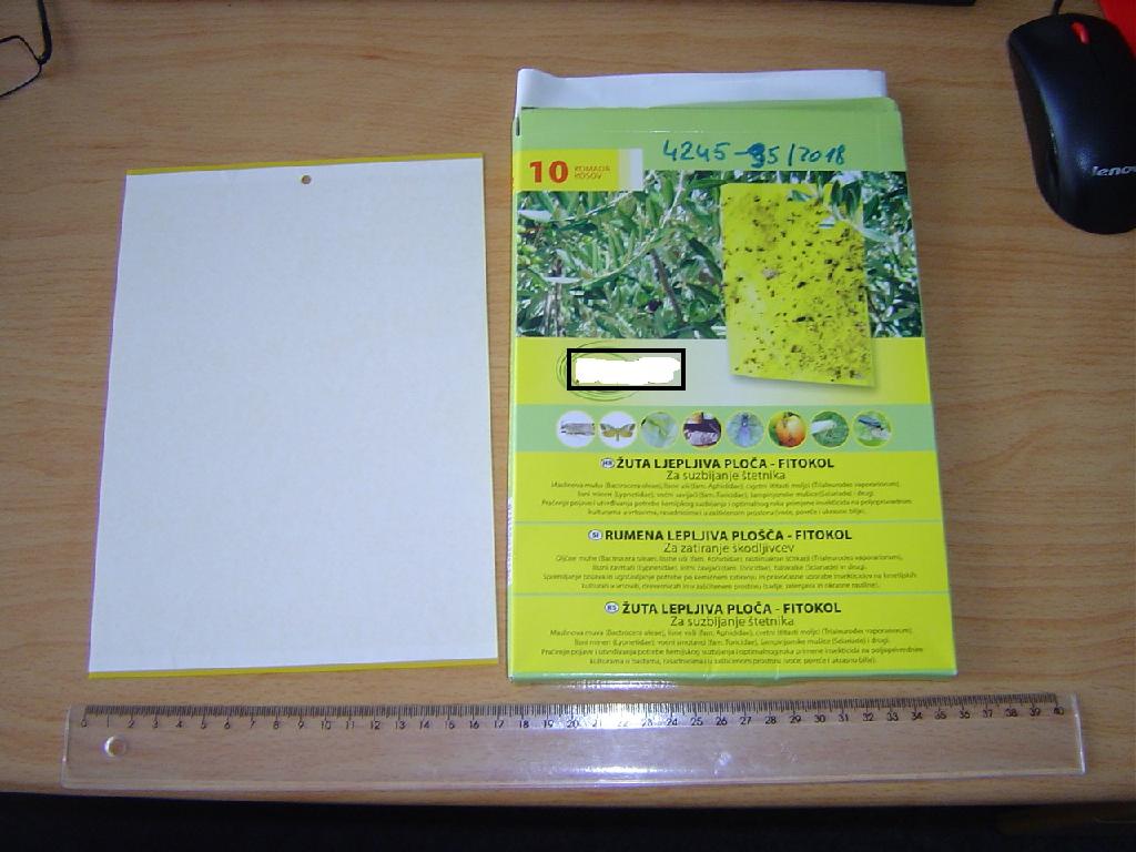Plastična folija rumene barve velikosti 24 x 17 cm. Na ožji stranici je luknja s premerom 5 mm.
Uporablja se za zatiranje oljčne muhe in drugih letečih škodljivcev.
Plastična folija je obojestransko prevlečena z lepilom na osnovi poliizobutilena in zaščitena s papirjem, ki ga je potrebno pred uporabo odstraniti.
Plošče so pakirane po 10 kosov v eni kartonasti škatli. V škatli je priloženih 10 plastificiranih kovinskih žic, ki služijo za pritrjevanje.
