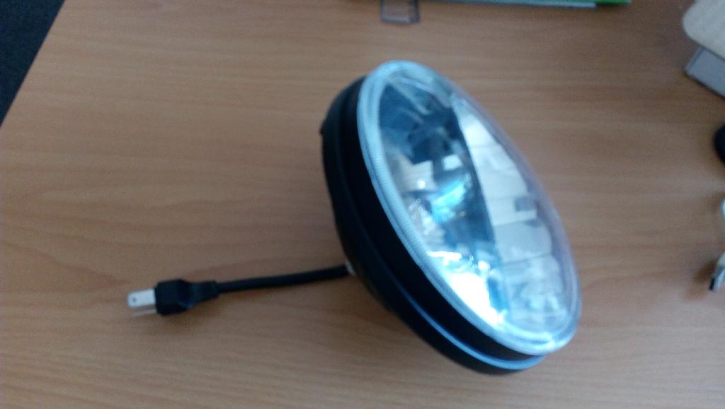 Oprema za razsvetljavo za motorna terenska vozila.
Uporablja se za razsvetljavo pri motornih vozilih - sprednji žaromet za dolge in kratke luči.
Sestavljen je iz ohišja iz litega aluminija okrogle oblike zunanjega premera 16,4 cm. Notranji del je sestavljen iz dveh ločenih delov, v vsakem se nahaja LED dioda. Srednji del je zaščiten s prozorno razpršilno lečo okrogle oblike (Ø 17,7 cm) iz polikarbonata. Na zadnjem delu se nahaja 25 cm dolg električni vodnik z tripolnim vtikačem za priklop na električni sistem vozila.