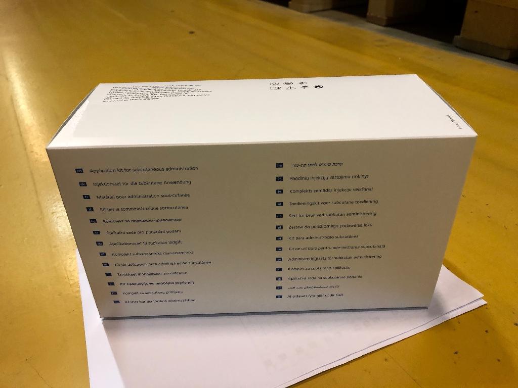 Komplet sestavljen iz:
•	topih votlih kovinskih igel za odvzem zdravila (12 kosov);
•	plastičnih brizgalk (1 ml) z luer-jevim nastavkom (12 kosov);
•	kovinske votle igle za podkožno injiciranje (12 kosov);
•	obveze iz gaze (100 % bombaž), velikosti 5 x 5 cm, z navznoter prepognjenimi obrezanimi robovi (12 kosov);
•	blazinice iz tekstilnih materialov za čiščenje kože ali stekleničk z zdravilom pred injiciranjem, velikosti 65 x 30 mm (12 kosov);
•	samolepljivih okroglih obližev premera 22 mm (12 kosov).
Uporablja se za subkutano aplikacijo zdravila. Vsi izdelki so namenjeni za enkratno medicinsko uporabo.
Komplet je pakiran v kartonasto embalažo. Vsi posamezni izdelki znotraj kompleta so pakirani v sterilno plastično embalažo po en kos.

Bistveni del kompleta predstavlja plastična brizga.