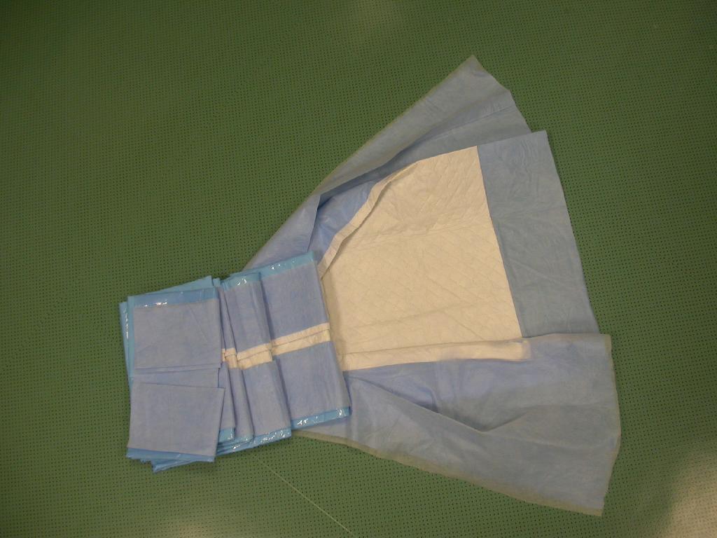 Prekrivalo za operacijsko mizo, velikosti 102 x 222 cm, izdelano iz netkanega, sintetičnega tekstila, ki je na spodnji strani prekrito s tanko plastično, polietilensko folijo, v vmesnem delu širine 50 cm in dolžine 196 cm pa ima vpojno plast iz kratkih celuloznih vlaken, ki je vstavljena med tanko papirnato plast.
Proizvod je pripravljen v pakiranju za prodajo na drobno za medicinske namene.
Vsako prekrivalo je pakirano v plastično vrečko, po 20 ali 40 vrečk pa v kartonasto škatlo, ki je prodana končnemu uporabniku (bolnišnice).
Prekrivalo je namenjeno vpijanju tekočin med kirurškim posegom in se namesti pod pacienta. Hkrati pa nudi pacientu še dodatno udobje.