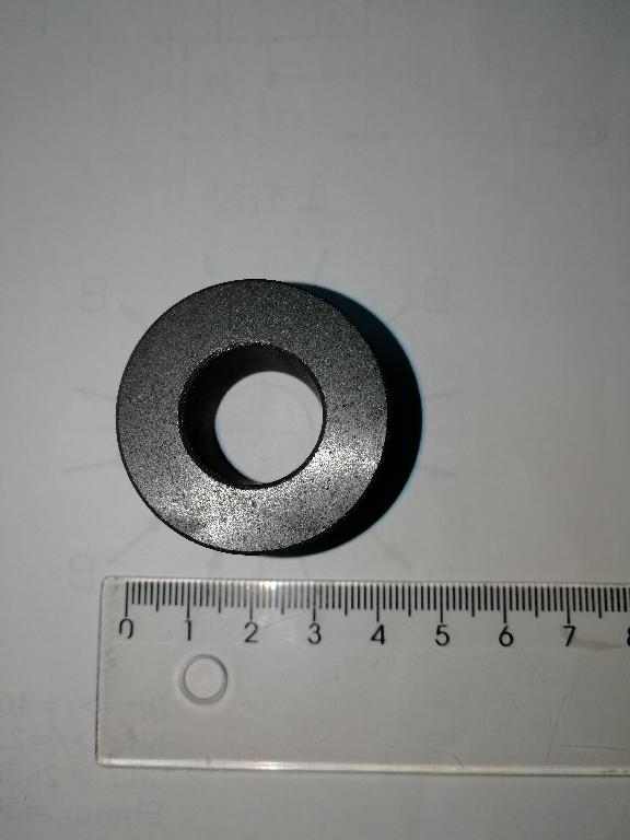 Trajni magnet iz aglomeriranega ferita, v obliki diska s premerom 36,2 mm in višino 25 mm, z luknjo v sredini (premer je 18 mm).
Uporablja se kot samostojen gradnik v elektromotorjih za vodne črpalke, namenjene za splošno rabo.
Sestava: stroncijev ferit.