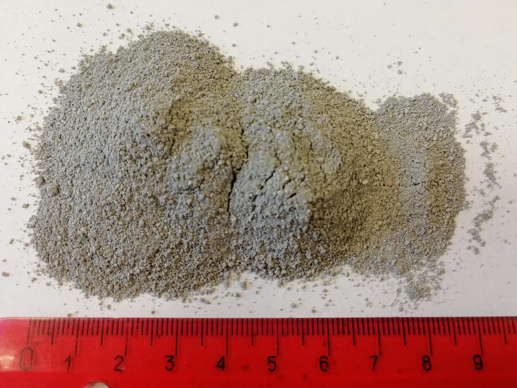 Ostanek, ki je nastal pri proizvodnji aluminija - žlindra (imenovan tudi troska oziroma žgura), zmlet, v obliki sivega prahu, granulacije 0-2 mm.
Ostanek se bo uporabljal kot surovina za proizvodnjo eksotermno izolacijskega posipa, ki se uporablja kot pomožno sredstvo za livarne in jeklarne (ne bo se uporabljal v industriji za pridobivanje kovin niti kot surovina za proizvodnjo kemičnih kovinskih spojin).
Ostanek ima visoko vsebnost Al2O3 in elementarnega aluminija.
