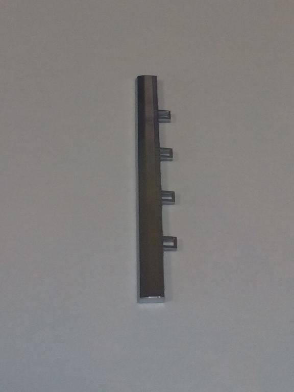 Izdelek je plastični okvir.
Uporablja se kot okvir za klimatske naprave na armaturni plošči v avtomobilu.
Narejen je iz akrilonitril-butadien-stirena (ABS) in polikarbonata, prekrit s plastjo bakra (debeline 15 µm), niklja (7 µm) in kroma (0,3 µm). Debelina prevleke je manjša od 49 µm.
Okvir je pravokotne oblike dolžine 131 in širine 11 mm. Debelina stene je 1 mm. Na notranji strani so nameščena 4 ušesa za lažjo vgradnjo.