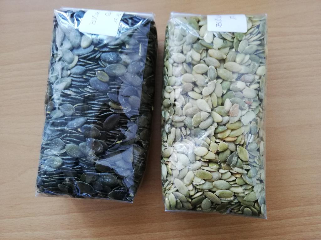 Surova oluščena bučna semena, svetlo zelene barve ter surova bučna semena, temno zelene barve, ki rastejo brez zunanje ovojnice. V obeh primerih gre za semena buč vrste Cucurbita maxima. Semena so v postopku pridelave sušena na temperaturi 30 - 40 ºC.
Uporabljajo se predvsem za človeško prehrano in nimajo lastnosti oljnih semen ter ne morejo več kaliti.
Pakirana so v papirnatih vrečah po 25 kg.