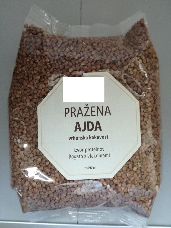 Termično obdelana, očiščena ajda (Fagopyrum esculentum), v obliki tetraedrskih zrn  temno rjave barve.
Uporablja se za prehrano.
Pakiran je v vrečke po 1000 g.