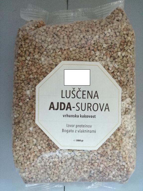 Oluščena ajda (Fagopyrum esculentum), v zrnih tetraedrske oblike, svetlo rjave barve.
Uporablja se za prehrano.
Pakirano v vrečke po 1000 g.