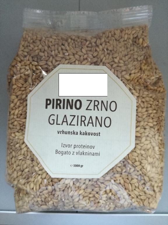 Z mehanskim postopkom očiščena, oluščena, cela pirina zrna (Triticum dicoccum), rjave barve.
Uporablja se za prehrano.
Pakirano v vrečke po 1000 g.