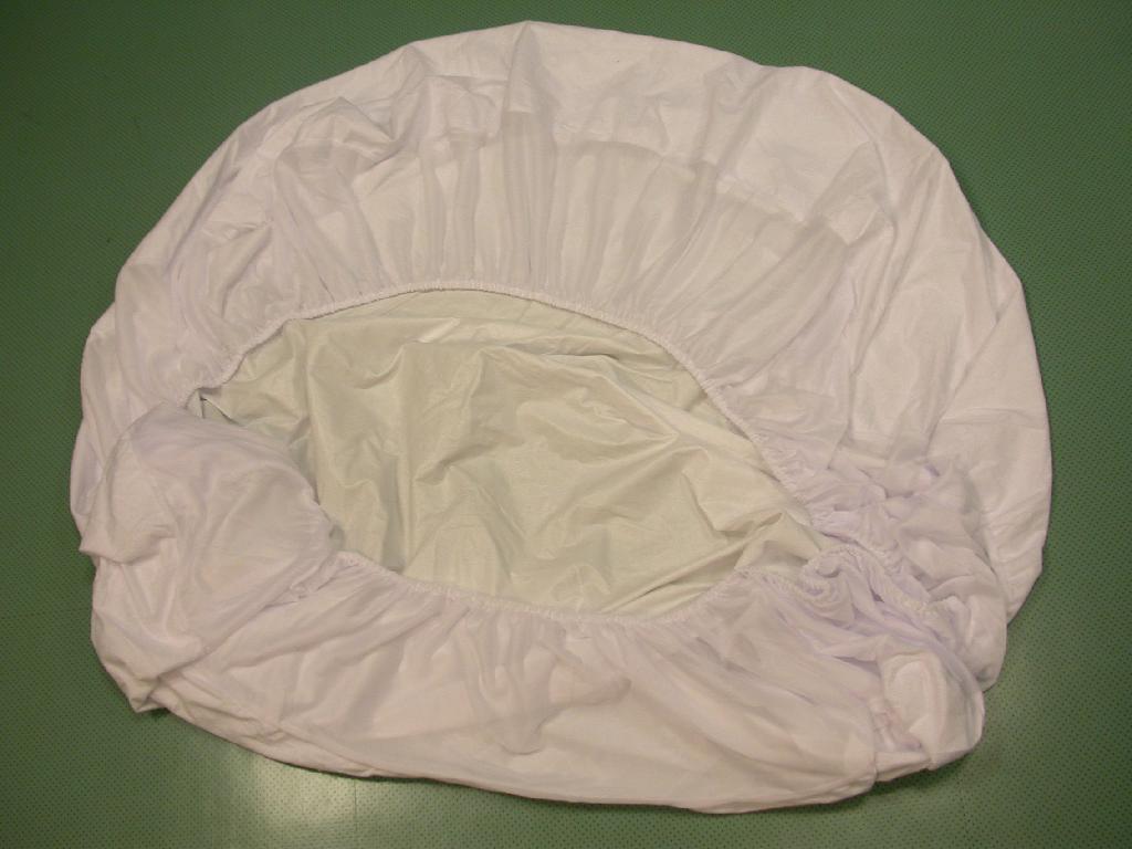 Zaščitna prevleka za vzmetnico, velikosti 160 x 200 cm, ki ima na robu našito pletenino (širine 25 cm) z elastiko za pritrditev na vzmetnico. 
Pakirana je v plastično vrečko.
Prevleka se lahko enostavno odstrani z vzmetnice in je primerna za pranje. Iz tega izhaja, da ima objektivne značilnosti in lastnosti posteljnega perila.
Prevleka je izdelana iz pletenine (80% bombaž, 20% poliester) z zankasto površino, ki je na hrbtni (notranji) strani prevlečena s plastično, poliuretansko folijo, bele barve.