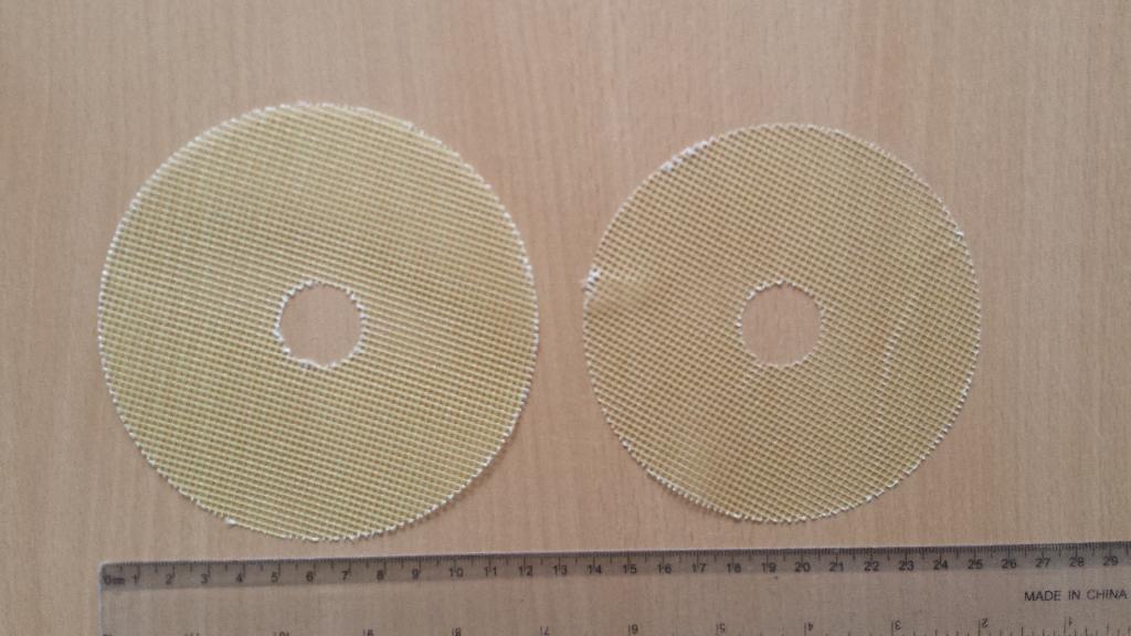 Mrežice, rumene barve, prožne, okrogle oblike (v obliki diska) z okroglo luknjo premera 24 mm v središču.
Uporabljajo se v brusni industriji - pri izdelavi brusnih diskov.
So iz steklenih vlaken in impregnirane s smolo.
Različnih zunanjih premerov.