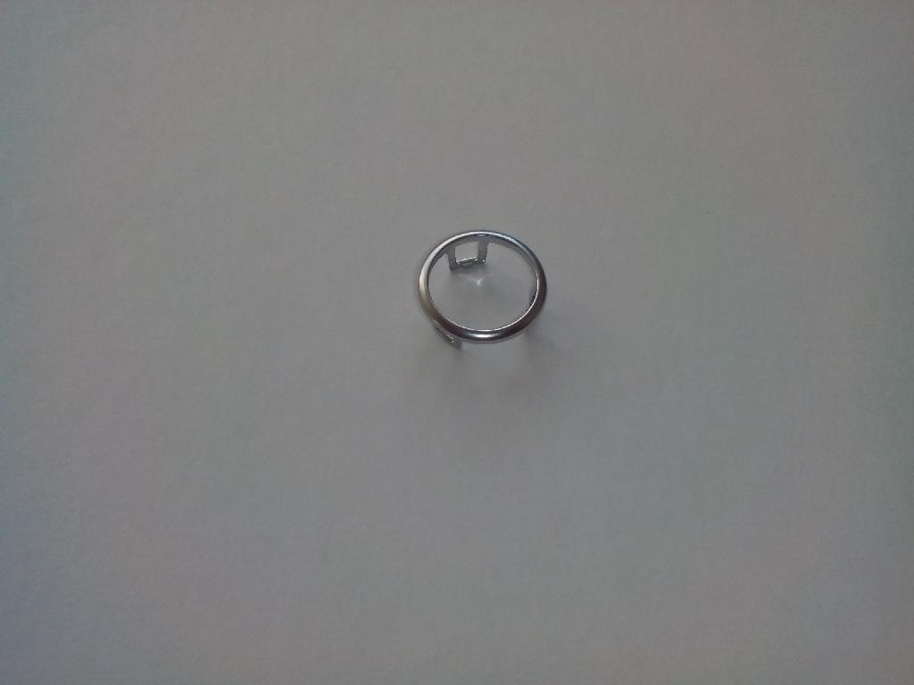 Izdelek je okrogel plastični okvir.
Uporablja se kot okvir za avtoradie na armaturni plošči v avtomobilu.
Narejen je iz akrilonitril-butadien-stirena (ABS) in polikarbonata, prekrit s plastjo bakra, niklja in kroma. Debelina prevleke je manjša od 49 µm.
Okvir ima zunanji premer 19, notranji premer 15 in višino 7 mm.