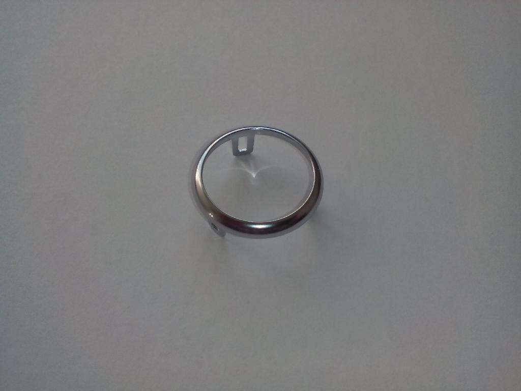 Izdelek je okrogel plastični okvir.
Uporablja se kot okvir za avtoradie na armaturni plošči v avtomobilu.
Narejen je iz akrilonitril-butadien-stirena (ABS) in polikarbonata, prekrit s plastjo bakra (debeline 15 µm), niklja (7 µm) in kroma (0,3 µm). Debelina prevleke je manjša od 49 µm.
Okvir ima zunanji premer 31, notranji premer 26 in višino 10 mm.