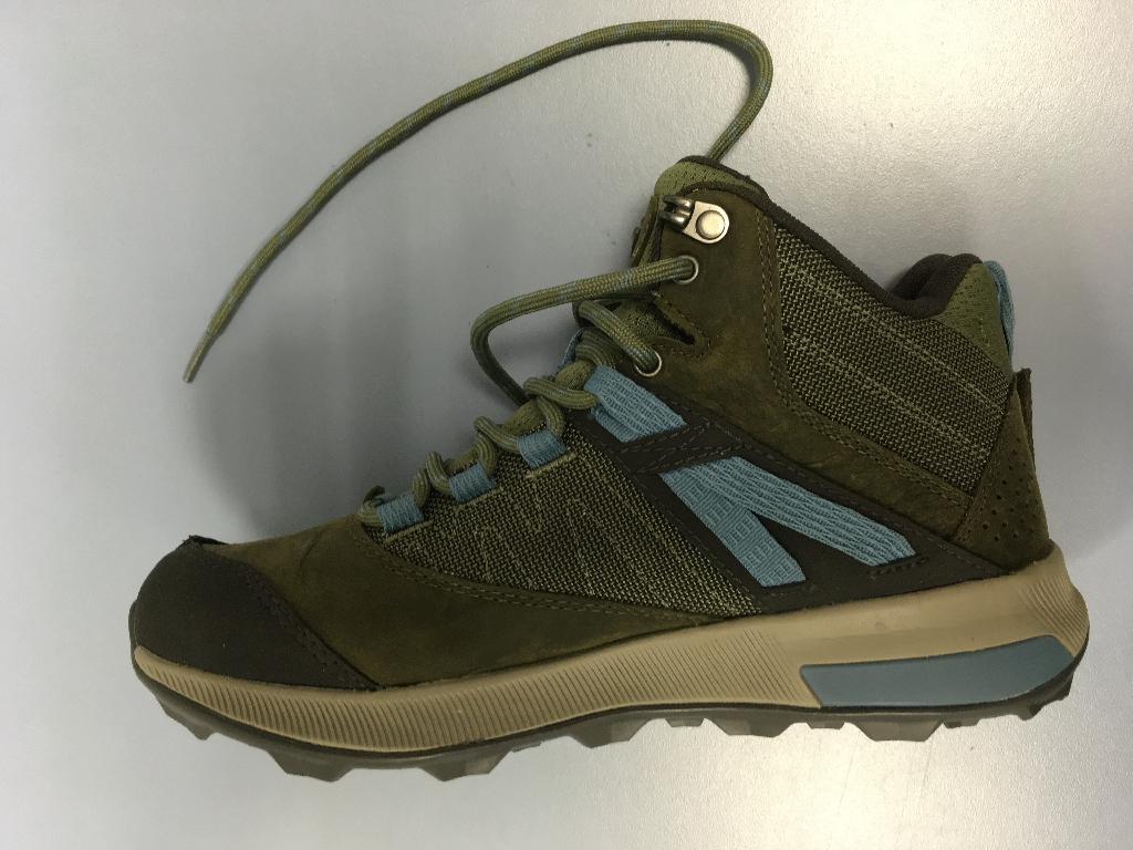 Ženska obutev, zeleno-sive barve, pokriva gležnje, vendar ne pokriva meč, z notranjiki dolžine več kot 24 cm, zavezuje se z vezalkami.
Obutev za prosti čas.
Ima gumijast podplat in zgornji del iz kombiniranega materiala (usnje, tekstil in guma). Po površini prevladuje usnje.