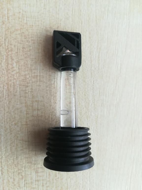 Kazalnik gostote elektrolita v obliki polne okrogle palice iz polikarbonata dolžine 50 in premera 7 mm. Na zgornjem delu palice je prirobnica iz polipropilena, namenjena za lažjo in stabilno vgradnjo v akumulator. Na spodnjem delu palice je pritrjen nastavek iz polipropilena, v katerem se nahaja gravitacijska kroglica (zelene barve) iz etilen propilen kavčuka (EPDM).
Uporablja se za preverjanje gostote elektrolita v akumulatorju.