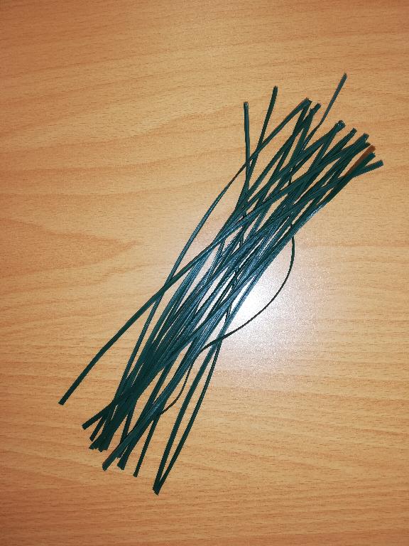 Palice, narezane iz vroče vlečene žice iz nelegiranega jekla (700 do 900 stopinj C), imajo po vsej dolžini enak okrogel prečni prerez s premerom 0,4 mm. Površinsko so obdane z zeleno plastično maso v obliki traku širine 2 mm. Nanašanje plastične mase je izvedeno s postopkom vročega ekstrudiranja.
Glavni namen uporabe je pritrjevanje rastlin, lahko pa se uporabljajo tudi za zapiranje vrečk in drugo.
Vsebnost ogljika v žici je 0,06 %.
Dolžina palice znaša 200 mm.

Bistveno lastnost izdelku daje železna žica.
Pakirano po 100 kosov v prozorno plastično embalažo.