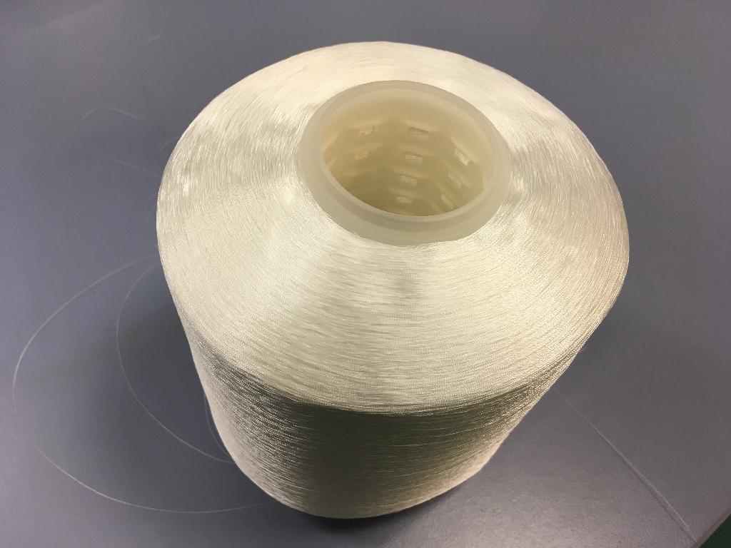 Trinitna preja visoke trdnosti, vita s končnim "Z"- sukanjem,  trdnosti 64,5 cN/tex. Prejo je potrebno še barvati in apretirati (površinsko obdelati). 
Preja ni pripravljena za prodajo na drobno. Ohlapno je navita na plastične perforirane cevke. Teža navitka je 1 kg.
Pripravljena je za barvanje in apretiranje. Namenjena je za izdelavo sukanca za šivanje.
Preja je izdelana iz 100 mas. % sintetičnih, poliestrskih filamentov.