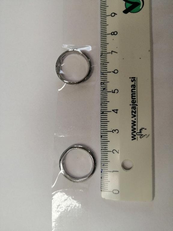 Plastični okvir okrogle oblike z zaobljenimi robovi. Okvir ima zunanji premer 19 in notranji premer 16 mm.
Uporablja se kot okvir za gumbe za avtoradie/klimatske naprave na armaturni plošči v avtomobilu.
Narejen je iz akrilonitril-butadien-stirena (ABS) in polikarbonata, prekrit s plastjo bakra (debeline 15 µm), niklja (7 µm) in kroma (0,3 µm). Debelina prevleke je manjša od 49 µm.