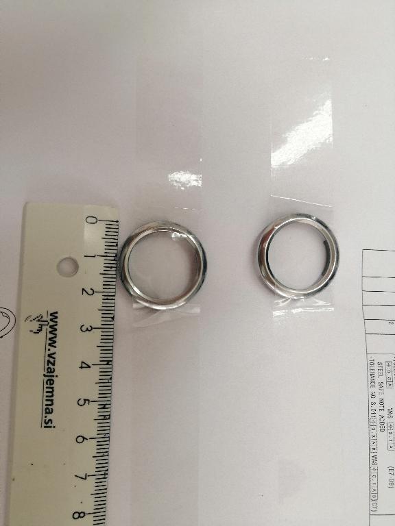 Plastični okvir okrogle oblike z zaobljenimi robovi. Okvir ima zunanji premer 25 in notranji premer 19 mm.
Uporablja se kot okvir za gumbe za avtoradie/klimatske naprave na armaturni plošči v avtomobilu.
Narejen je iz akrilonitril-butadien-stirena (ABS) in polikarbonata, prekrit s plastjo bakra (debeline 15 µm), niklja (7 µm) in kroma (0,3 µm). Debelina prevleke je manjša od 49 µm.