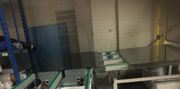 Kaljeno solarno varnostno steklo iz kaljenega natrij-kalcijevega ravnega stekla z dimenzijami stekla (1.672 x 984 x 3,2 mm in 1.659 x 984 x 3,2 mm), z vsebnostjo železa (Fe2O3) ≤ 120 ppm, prepustnostjo sončne energije ≥ 90,5 % (merjeno v skladu z AM 1,5 300 - 2500 nm), toplotno odpornostjo do 250°C (merjeno v skladu z EN 12150), odpornostjo proti temperaturnim spremembam ∆150 K, (merjeno v skladu z EN 12150), mehansko trdnostjo ≥ 190 N/mm2 in enostransko premazano s plastjo za refleksijo.
Steklene plošče so namenjene za izdelavo fotovoltaičnih panelov.