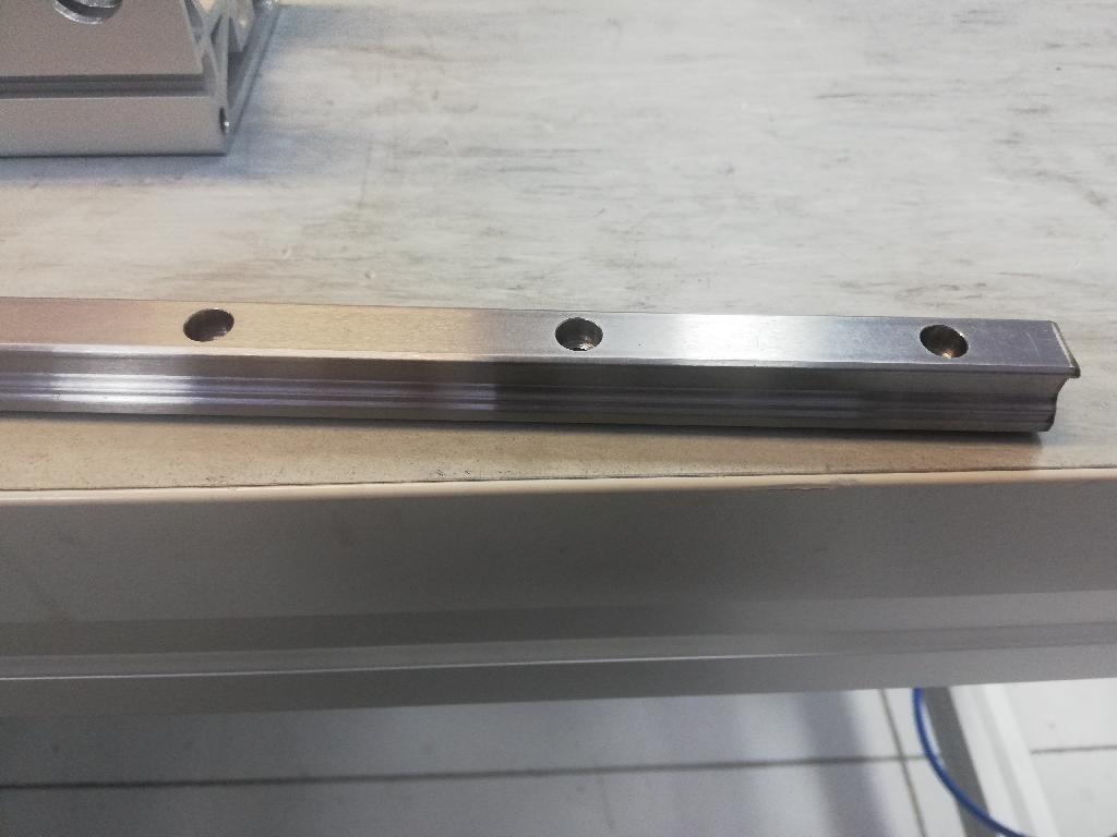 Tirnice so polne palice (profili) narejene iz ogljikovega jekla (standardne tirnice) ali iz nerjavnega jekla (mini tirnice). Dolžina tirnice pri standardni izvedbi je 3 m, širina tirnice pa je od 15 do 55 mm. Dolžina tirnice pri mini izvedbi je 1 m, širina tirnice pa je od 5 do 15 mm. Vzdolž celotne tirnice so na njenih dveh nasprotnih straneh posebej profilirani žlebovi, prečno nanje so narejene prečne okrogle pritrdilne luknje (število odvisno od dolžine tirnice).
Tirnica predstavlja del linearnega vodila. Uporablja se za vodenje vozička v linearnih vodilih.