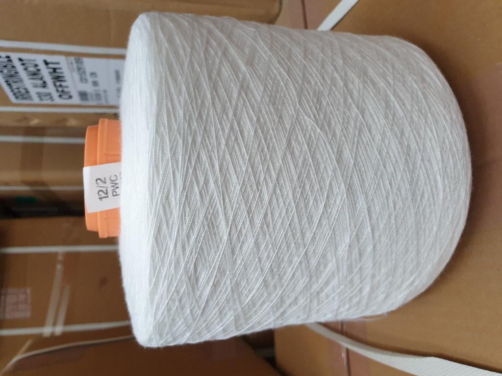 Dvonitna preja, vita s končnim "Z"- sukanjem, trdnosti manj kot 53 cN/tex (38,1). Prejo je potrebno še barvati in apretirati (površinsko obdelati). 
Preja ni pripravljena za prodajo na drobno. Navita je na plastične perforirane cevke. Teža navitka je 1,4 kg.
Pripravljena je za barvanje in apretiranje.
Preja je izdelana iz sintetičnega, poliestrskega filamentnega jedra (60 mas. %), obdanega s poliestrskimi vlakni (40 mas. %).