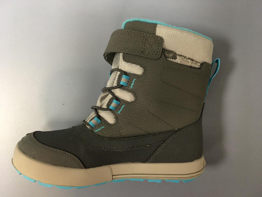 Otroška obutev, sivo-modre barve, pokriva gležnje, vendar ne pokriva meč, z notranjiki dolžine manj kot 24 cm, zapira se s sprimnim trakom.
Obutev za prosti čas.
Ima gumijast podplat in zgornji del iz kombiniranega materiala (usnje, plastika, tekstil in guma). Po površini prevladuje usnje.