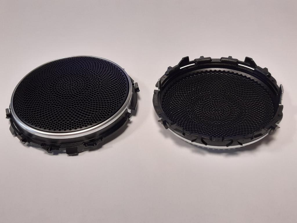 Plastični pokrov črne barve premera približno 86 mm, s pritrdilnimi nastavki in perforirano ploščo za izhod zvoka.
Namenjen je za vgradnjo v oblogo na notranji strani avtomobilskih vrat kot zaščitni pokrov za zvočnik.
Narejen je iz akrilonitril-butadien-stirena (ABS) in polikarbonata, zunanji obroček pa je prekrit s plastjo bakra (debeline 15 µm), niklja (7 µm) in kroma (0,3 µm).