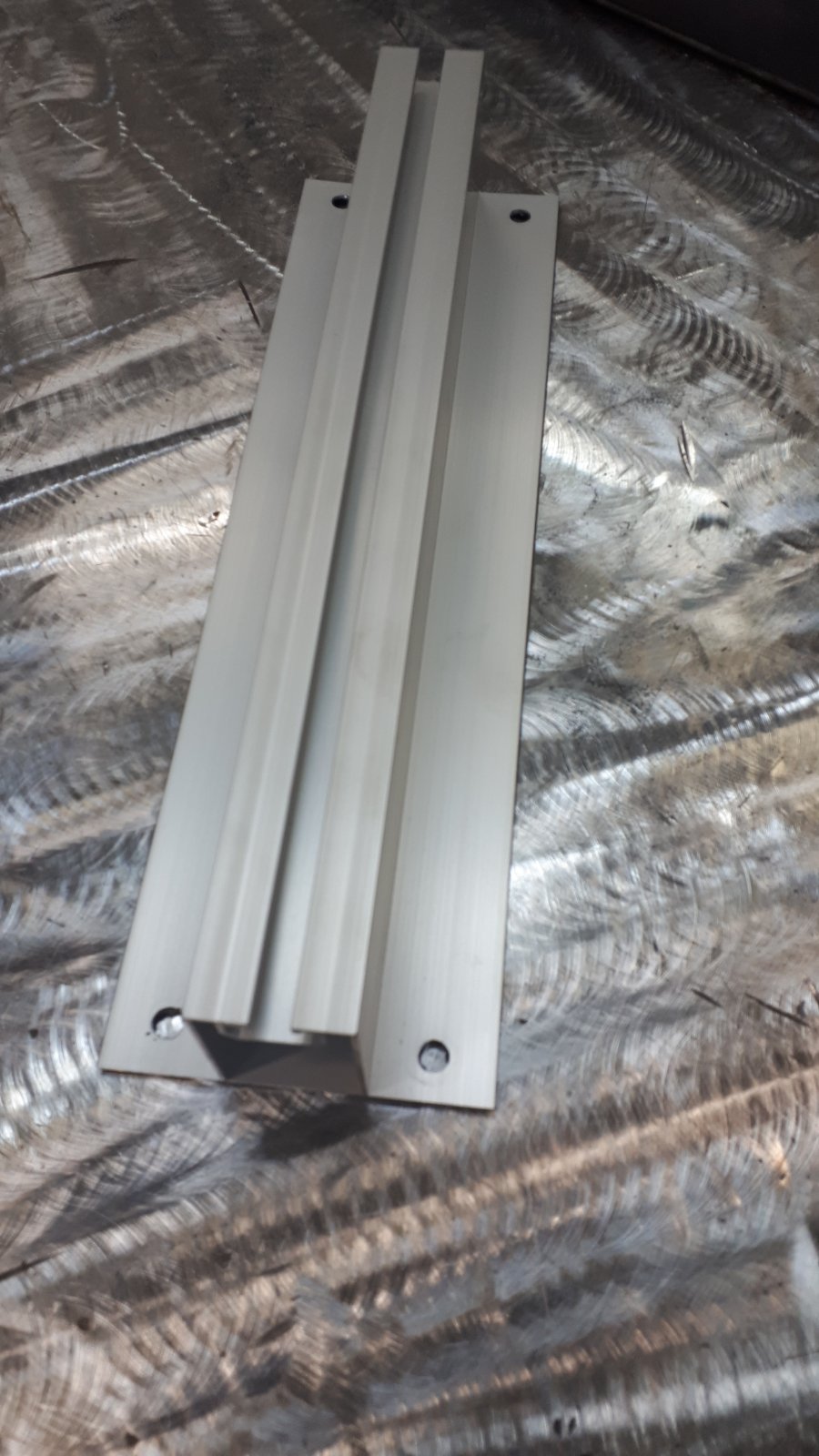 Izdelek je votli tirni profil v obliki narobe obrnjene črke T, iz aluminijeve zlitine z dimenzijami 350 x 100 x 56 mm. Na zgornji strani je po celotni dolžini utor z dimenzijami 20,3 x 11,8 mm, ki služi kot tirnica za vmesno ali končno spojko. Na spodnji strani, ki nalega na streho, ima 4 izvrtine (na vsakem vogalu po eno), ki so namenjene za pričvrstitev na streho z vijaki. Poleg izvrtin ima na spodnji strani dva traka iz polimera, ki imata tesnilno funkcijo.
Uporablja se kot konstrukcija za montažo sončnih panelov na strehi s pločevinasto kritino.
Profil je narejen iz aluminijeve zlitine AL6005-T5.