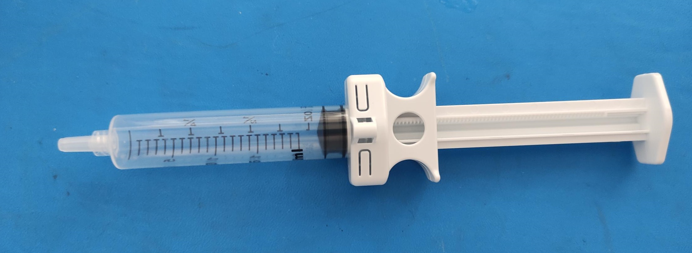 Plastična brizgalka z 'LUER'jevim nastavkom in posebnim ročajem, ki omogoča namestitev na elektromehanski injektor. Ročaj je namenjen pritrditvi in premikanju bata brizge. Steblo bata je nazobčano, da omogoča linearno premikanje bata z elektromehanskim injektorjem.
Predstavlja del elektromehanskega injektorja za vbrizgavanje anestetika za področno anestezijo. 
Namenjen je za enkratno medicinsko uporabo.
Pakiran je posamezno v sterilno embalažo.